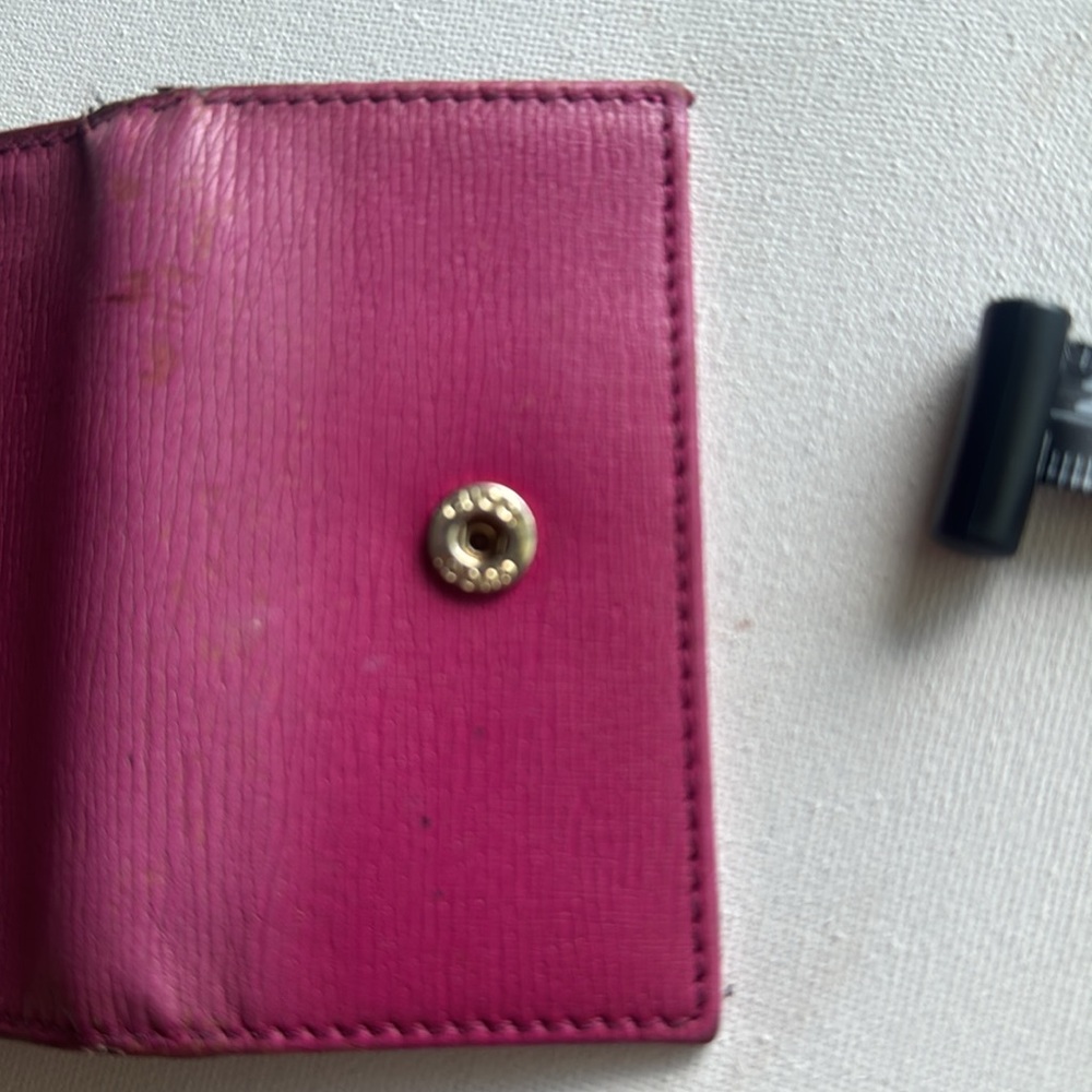 Gucci Magenta Key Holder with Heart Emblem - Picture 6 of 11